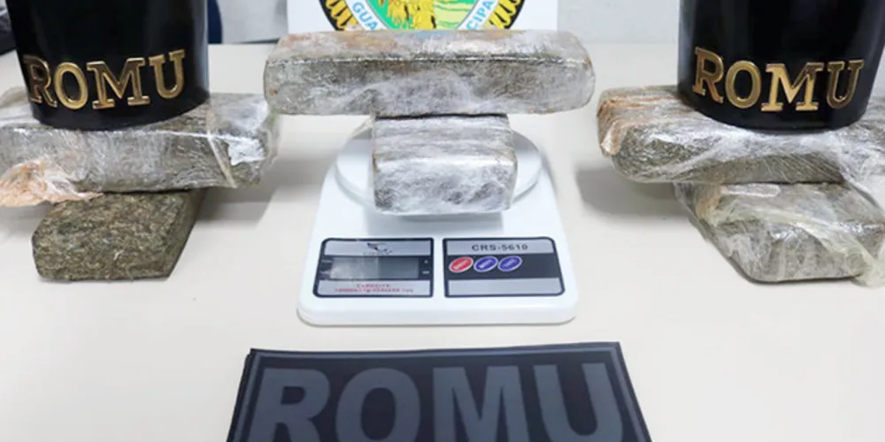 Droga estava em mochila abandonada pelo suspeito durante a fuga