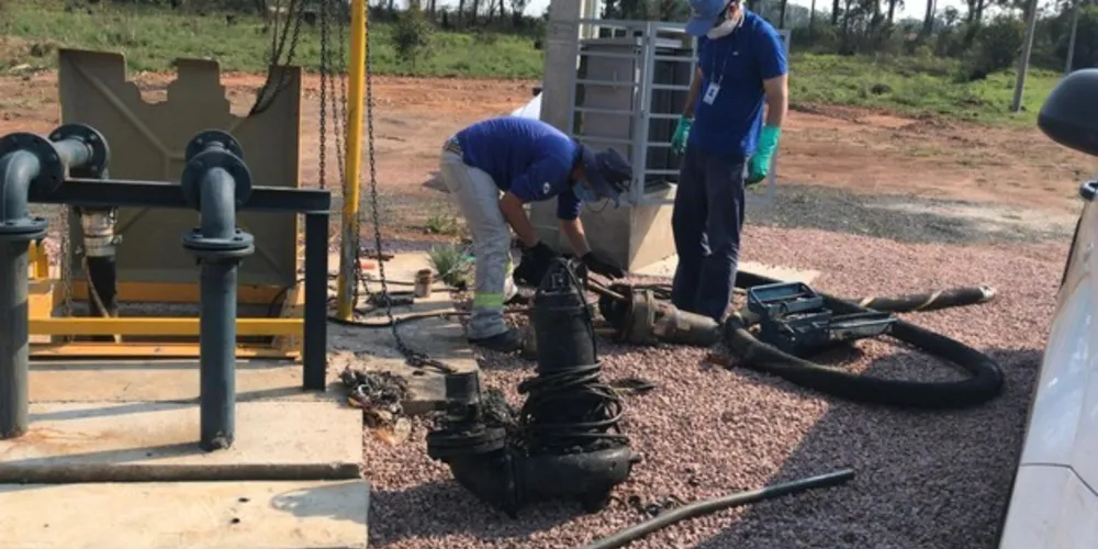 Sanepar precisou fazer a substituição emergencial da bomba que transporta o esgoto até a Estação de Tratamento