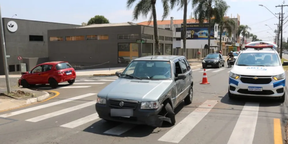Acidente aconteceu no cruzamento da Avenida Ernesto Vilela com a Rua Júlia Lopes