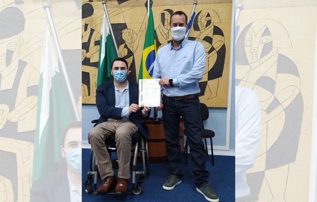 A moção foi apresentada pelo vereador Felipe Passos, que destacou a doação de 2.250 máscaras respiradoras, 15 toneladas de alimentos e equipamentos hospitalares aos municípios de Ponta Grossa e Carambeí.
