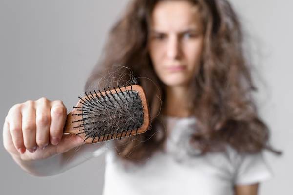 O ressecamento acontece de forma natural. Ele nada mais é do que um desgaste que o cabelo sofre durante o dia a dia.