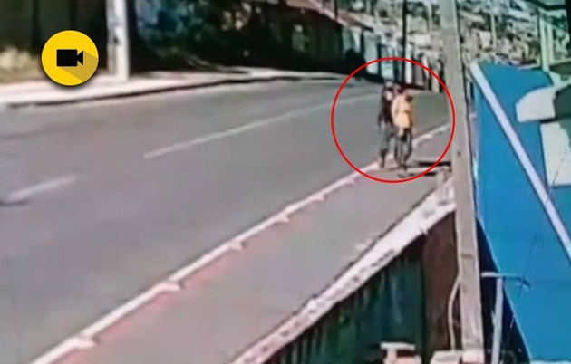 Imagem ilustrativa da imagem Vídeo: Mulher é rendida por bandido em viaduto de PG