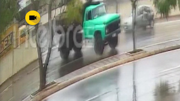 Imagem ilustrativa da imagem Flagra: caminhão roda e destrói carro em avenida de PG