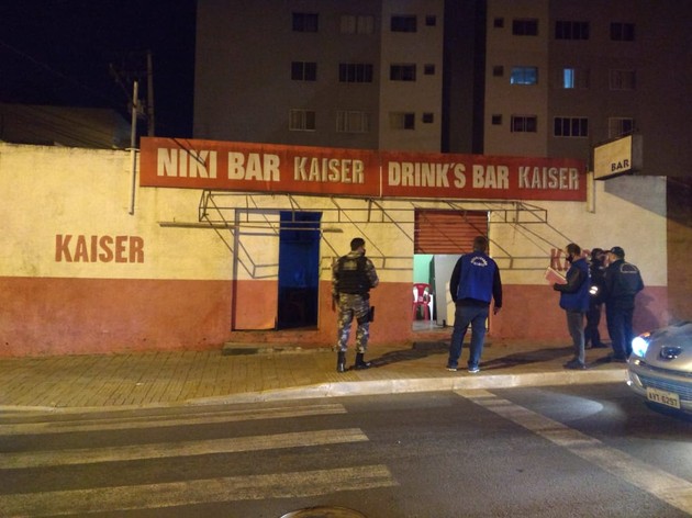 Imagem ilustrativa da imagem Fiscais flagram bares abertos após toque de recolher