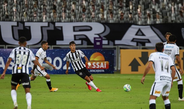 Time de Sampaoli bate Corinthians e lidera ao lado de xará paranaense