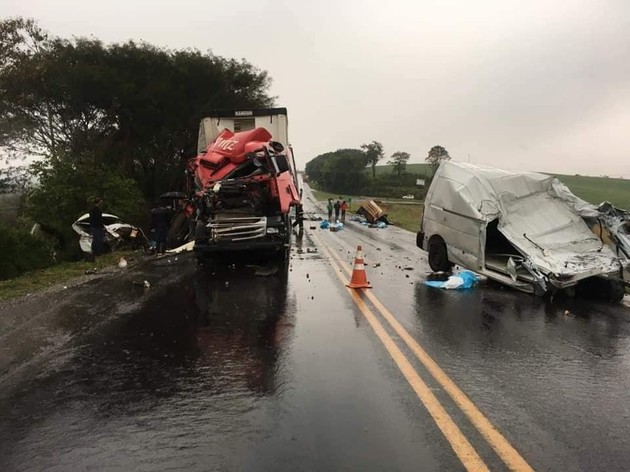 Os dois mortos eram ocupantes da van. O motorista de um dos caminhões-caçamba ficou ferido e os outros dois motoristas não se machucaram.