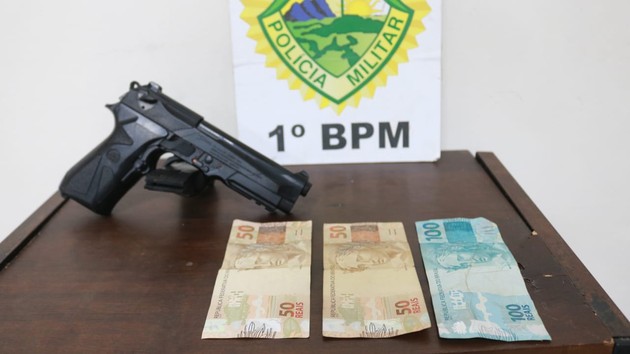 Arma de brinquedo e dinheiro estavam com suspeito preso pela PM logo após o assalto
