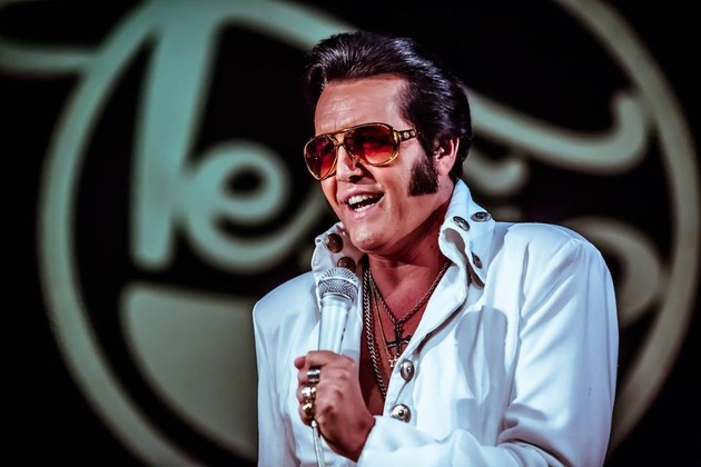Rogério Cordoni, conhecido como o Elvis Brasileiro, comandará uma hora de show, transmitido pelos canais do Sesc PR no Facebook e no YouTube.