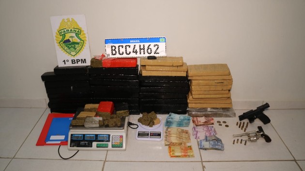 Além da droga, policiais encontraram armas de fogo, munições e outros produtos relacionados com o tráfico