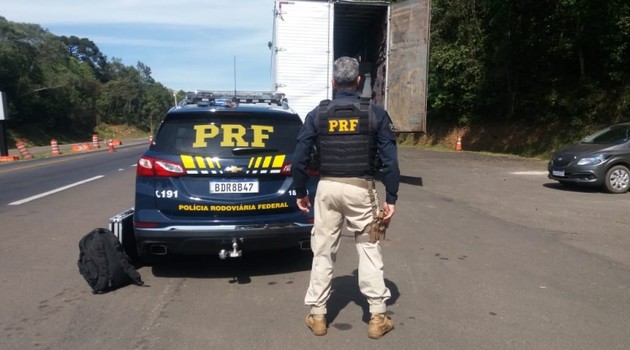 Imagem ilustrativa da imagem PRF flagra cigarro paraguaio em caminhão de mudança