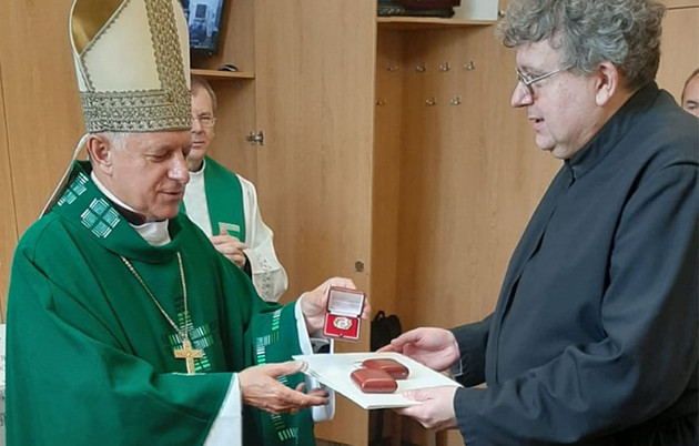 Dom Mieczyslaw Mokrzycki, arcebispo da cidade polonesa de Lviv, entregou relíquias para o padre Rafael