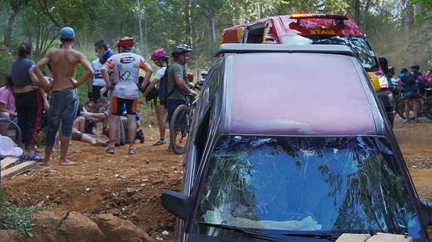 Imagem ilustrativa da imagem Carro despenca em buraco do Balneário Rio Verde