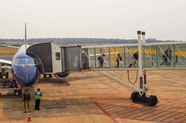 Outra companhia aérea que inicia voos para Foz do Iguaçu em outubro é a VoePass (antiga Passaredo), com ligações quatro vezes por semana entre o aeroporto de Congonhas-SP com escala em Ponta Grossa, nos Campos Gerais do Paraná. 
