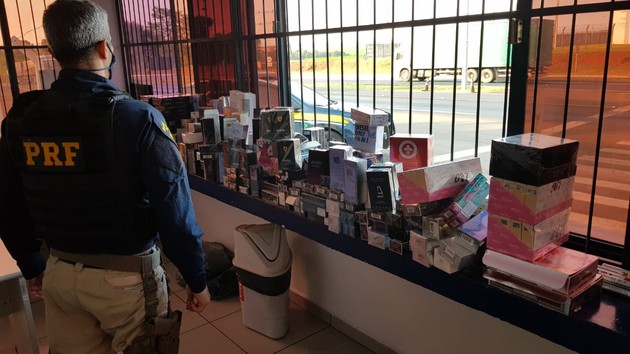 Motorista transportava mais de 300 frascos de perfume e quase 30 pacotes de cigarros paraguaios