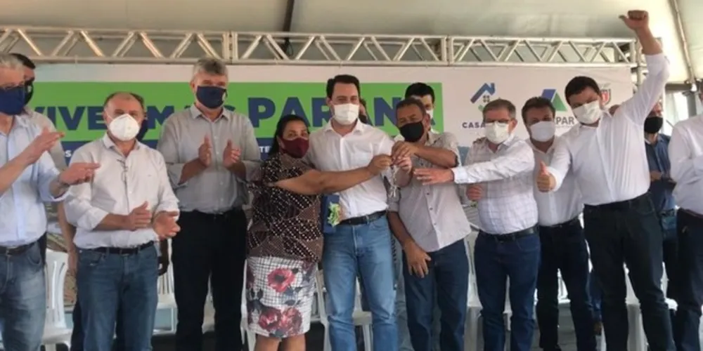 Governador do Paraná e prefeito de Jaguariaíva realizam cerimônia de projeto habitacional
