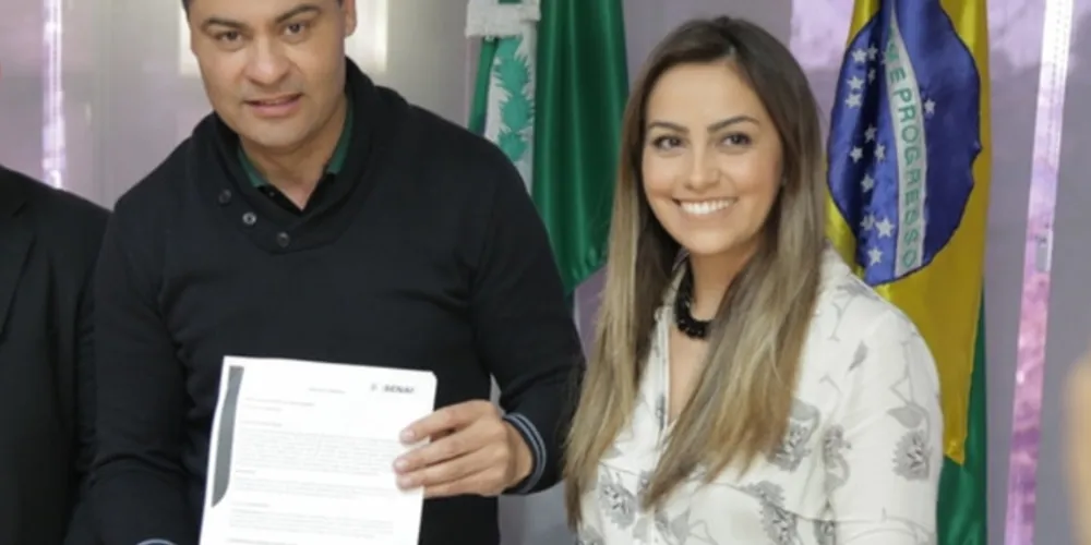 Rangel ao lado de Kelyn, servidora da Prefeitura