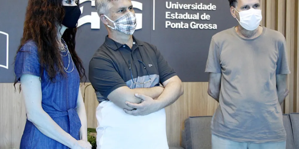 Parceria foi realizada para a publicação do livro 'Crônicas dos Campos Gerais'