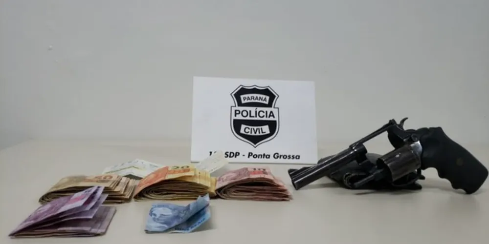 Arma estava na bolsa da idosa de 71 anos e todos os ocupantes do carro foram detidos