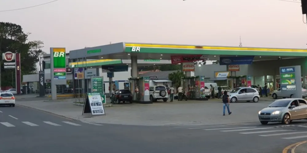 Aumento no valor do barril do petróleo e a variação do dólar impactam no preço da gasolina