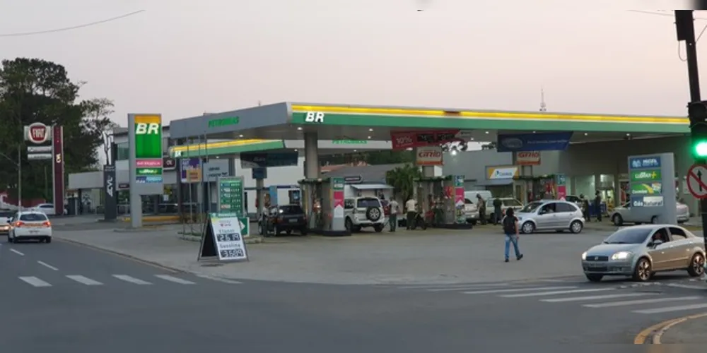 Aumento no valor do barril do petróleo e a variação do dólar impactam no preço da gasolina