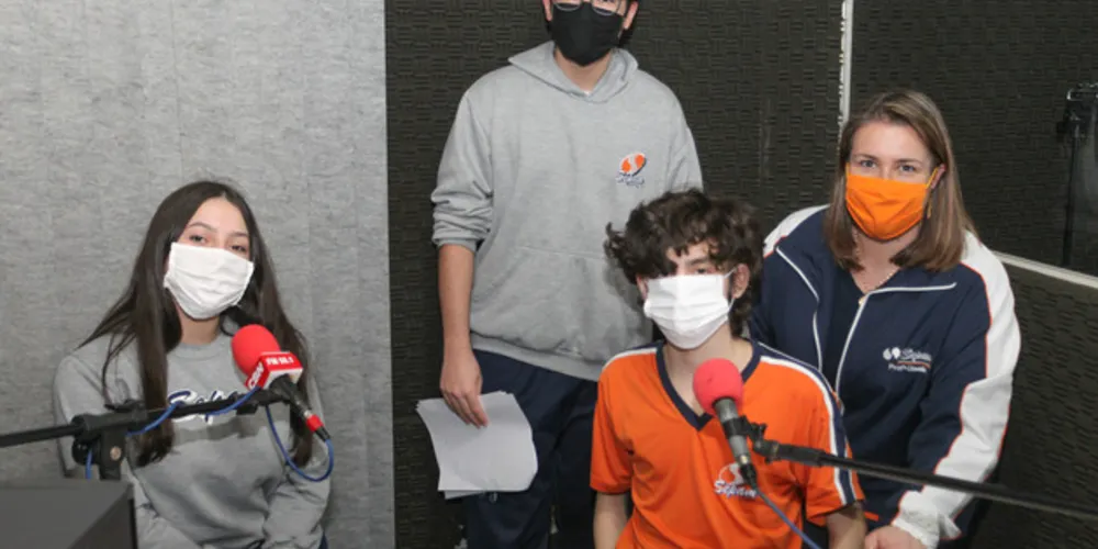 Alunos com a coordenadora pedagógica, professora Giselle Gehlen