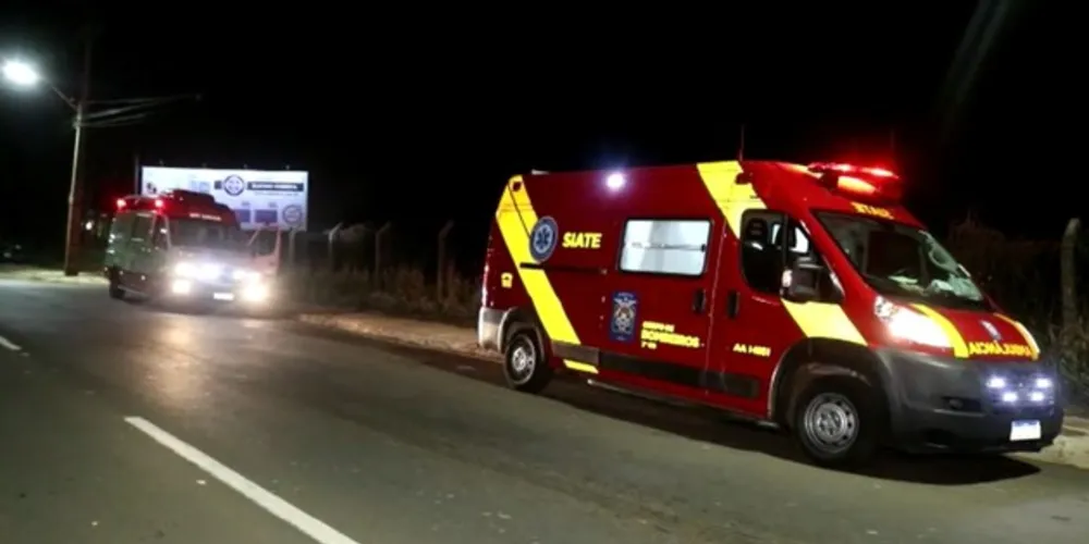 Os socorristas atenderam a vítima que havia sido esfaqueada na região do tórax e pulmão
