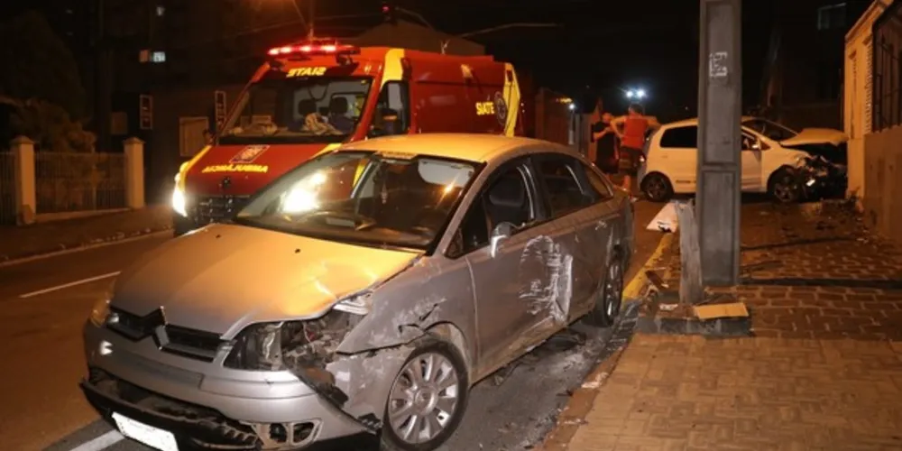 Acidente envolveu um Citroen C4 e um Fox no cruzamento das ruas Barão do Cerro Azul e Coronel Bitencourt