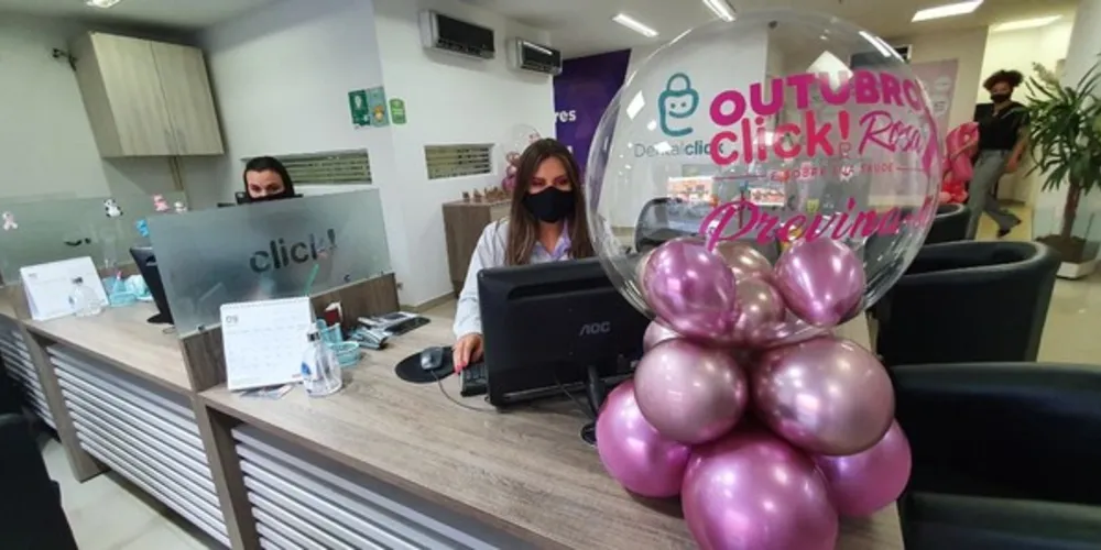 Mês destaca o combate ao câncer de mama. A clínica procura valorizar os cuidados com as mulheres
