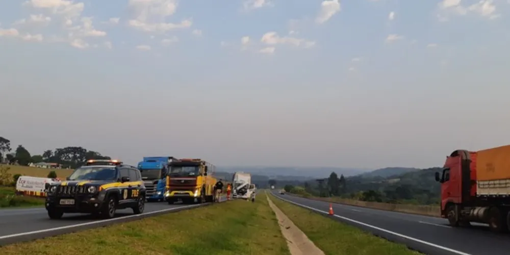 Um caminhão baú seguia sentido Ponta Grossa e colidiu na traseira de outro caminhão carregado com toras