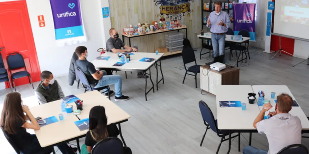 O Programa Semear tem sua estrutura dividida em cinco encontros realizados quinzenalmente com jovens sucessores Castrolanda