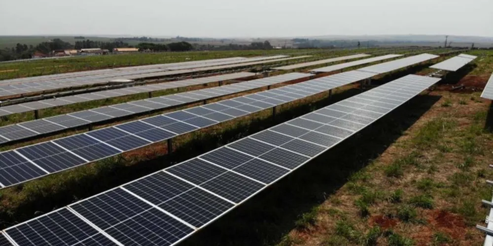 Os parques em Bandeirantes vão funcionar em regime de minigeração distribuída, em que a energia gerada é utilizada para compensar o consumo de energia elétrica, resultando em desconto na fatura do consumidor. 