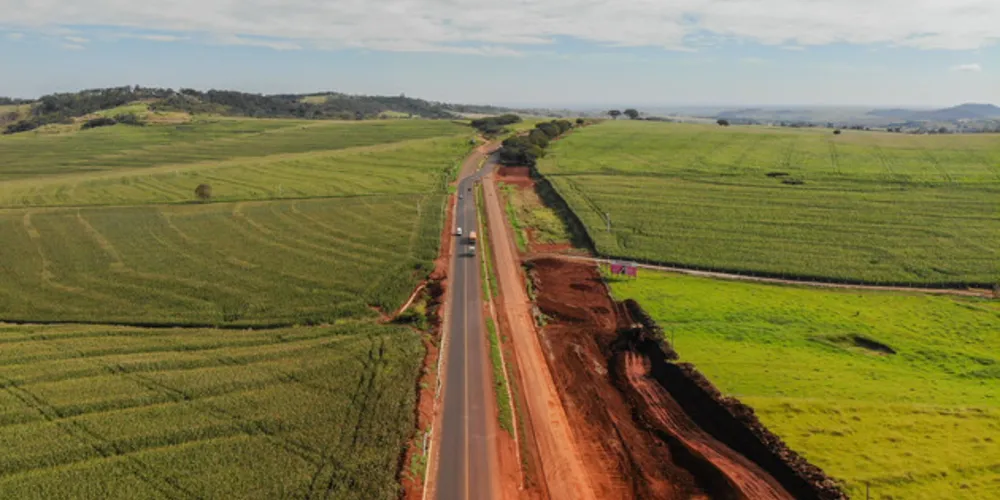 Além da duplicação, estão previstas obras de implantação de interseção em desnível, vias marginais, acostamento e passeios. 