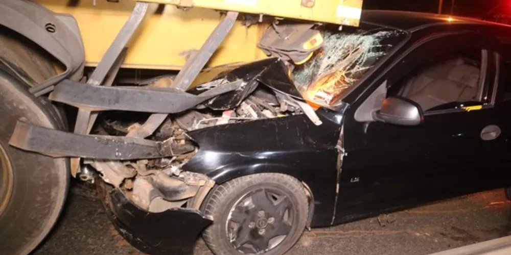 Dois ocupantes do automóvel sofreram lesões graves e foram levados ao HU-UEPG