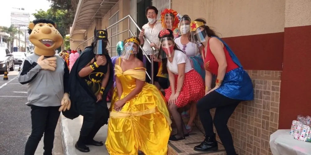 Professoras se vestiram como personagens de desenhos animados para recepcionar os alunos e tirar fotos