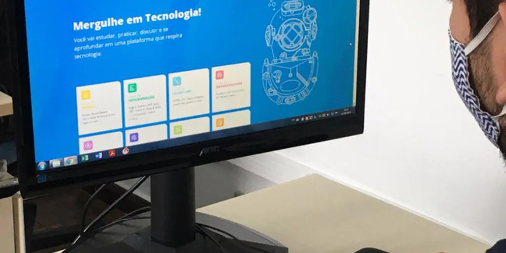 Iniciativa é ofertada em parceria entre a Secretaria da Educação e do Esporte e a maior plataforma de cursos de tecnologia do Brasil.