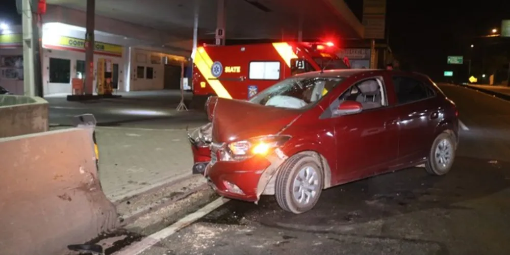 Carro bateu no muro que divide a PR-151 com a Avenida Ernesto Vilela, no bairro Nova Rússia
