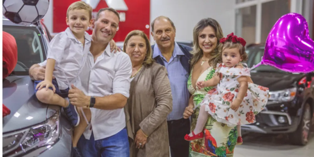 BRINDE A VIDA - Bady Cury será muito cumprimentado pela passagem de seu aniversário nesta quinta-feira (8). No registro especial de Laertes Soares, Bady e sua esposa Vera, os filhos André e Thais e os netos Felipe e Maria Eduarda.  Da coluna RC os votos de alegrias e saúde