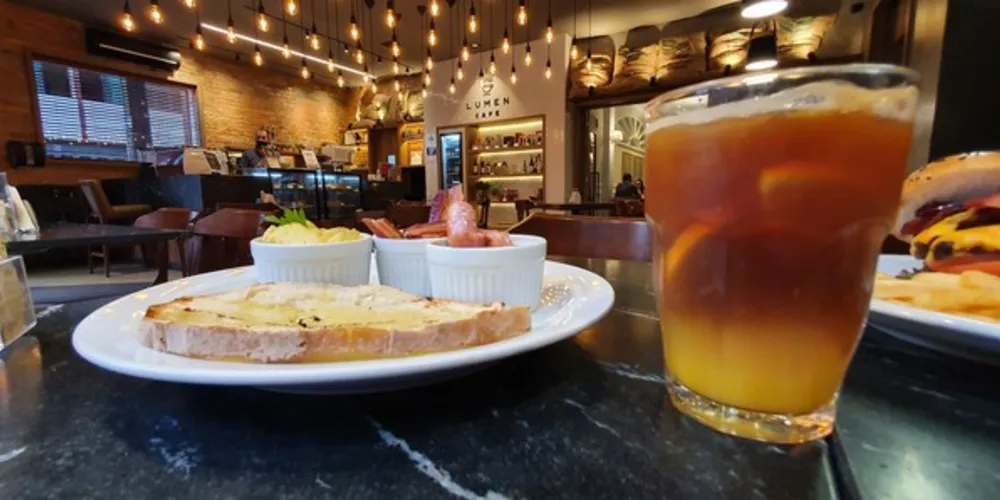 Entre os destaques estão as opções de hambúrguer artesanal, bebidas geladas e o brunch que combina café da manhã e almoço