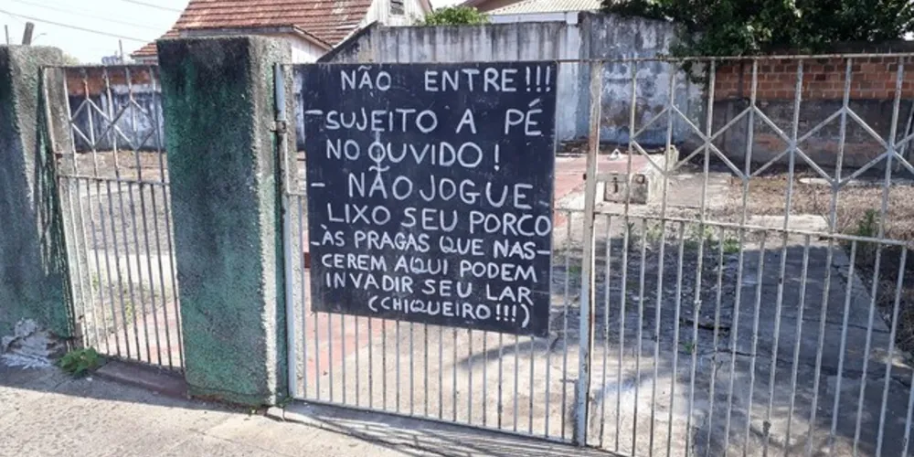 Placa apresenta aviso claro e direto;