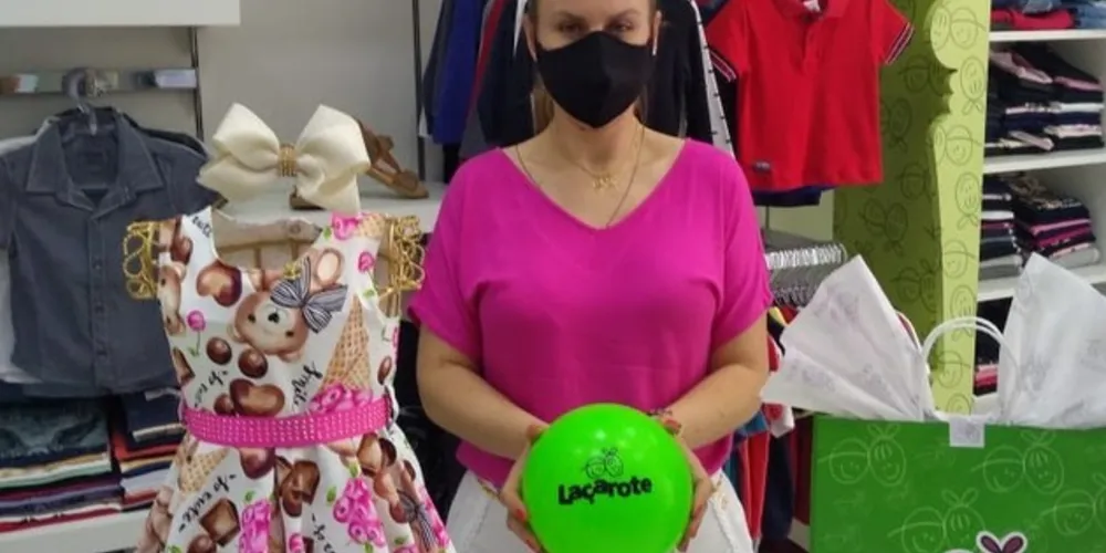 Como um diferencial, para elevar as vendas no período neste ano,  
a empresária Noeli Garcia apostou em brinde aos clientes