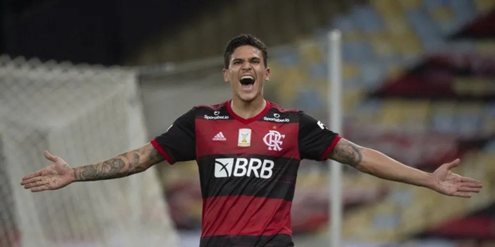 Apesar de atuar em um ritmo mais lento que o habitual, o Flamengo teve as melhores chances do primeiro tempo, mas parou no goleiro Luan Polli. 