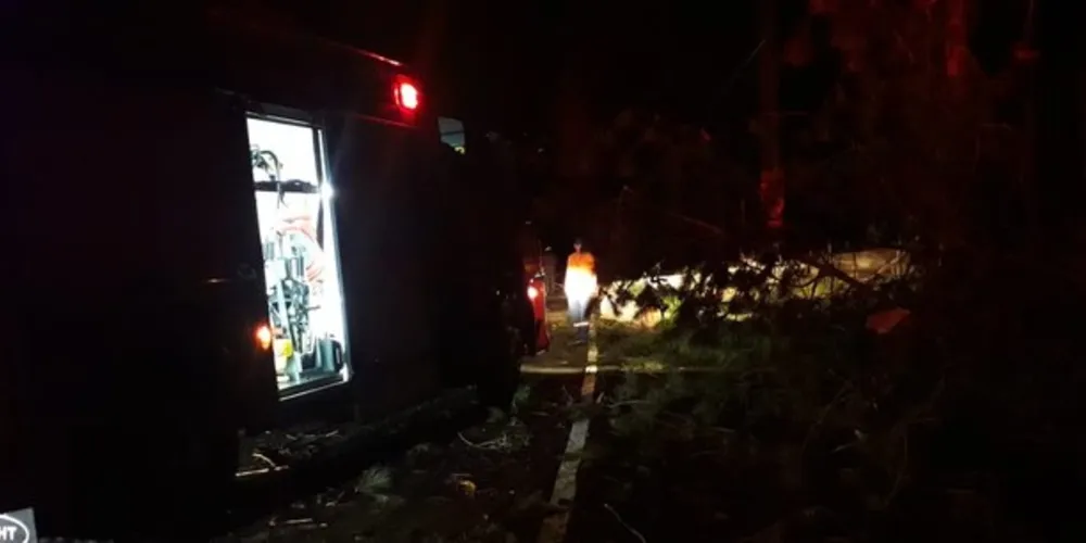 Um rapaz que estava em um carro acabou sendo atingido