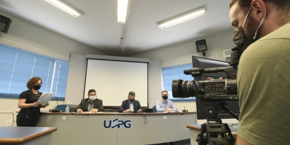 O reitor da UEPG parabenizou a equipe responsável pela transmissão e os diretores dos setores de conhecimento que participaram da cerimônia. 