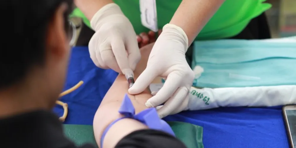 Pelo acordo firmado, a Fiocruz vai receber o ingrediente farmacêutico ativo e deve terminar a primeira entrega de 30 milhões de doses até janeiro de 2021.