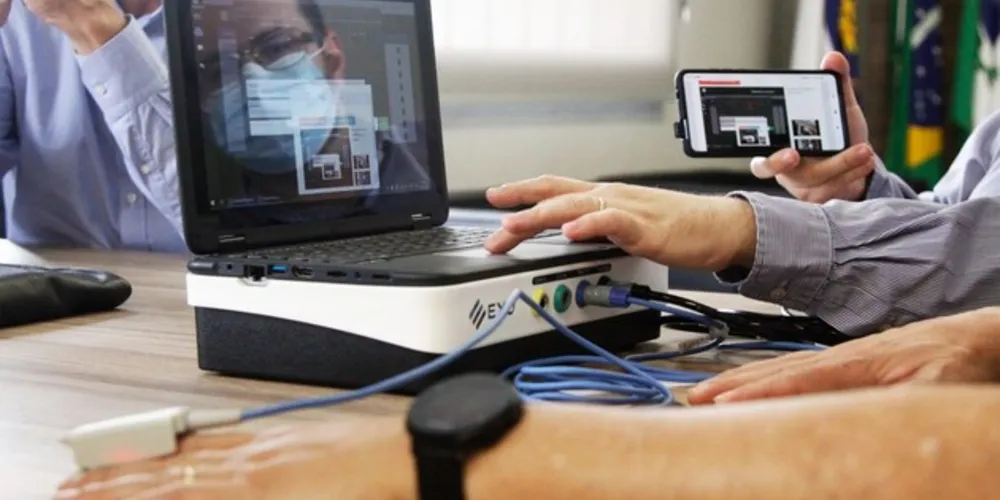 O equipamento, desenvolvido por Louro, permite, além das aferições, que os médicos tenham acesso simultâneo aos resultados, além de uma conexão audiovisual com os pacientes. 