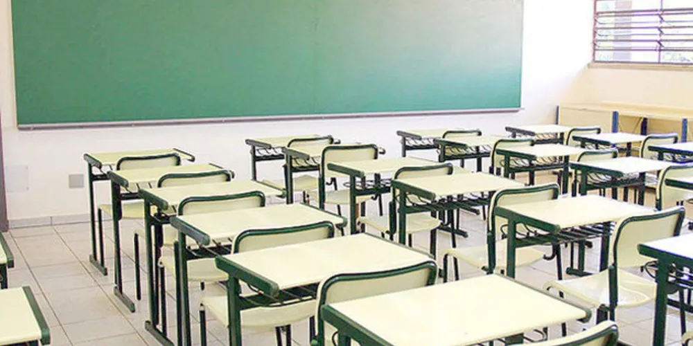 Decreto assinado nesta sexta condiciona volta às aulas à disponibilidade de vacinas