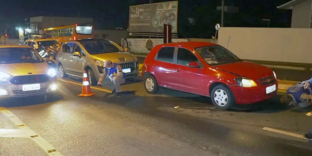 Carro reduziu para deixar outro veículo entrar na Avenida e foi atingido na traseira