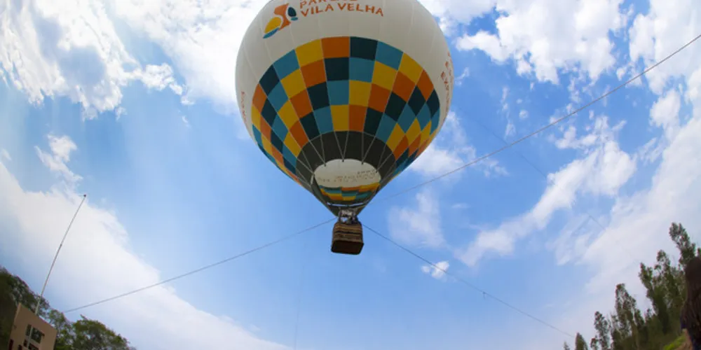 Balão leva visitante às alturas para apreciar as belezas do parque e dos Campos Gerais