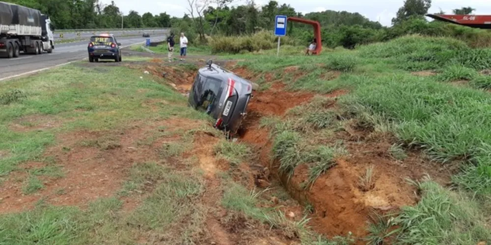 Veículo saiu da pista e tombou ao cair em uma vala
