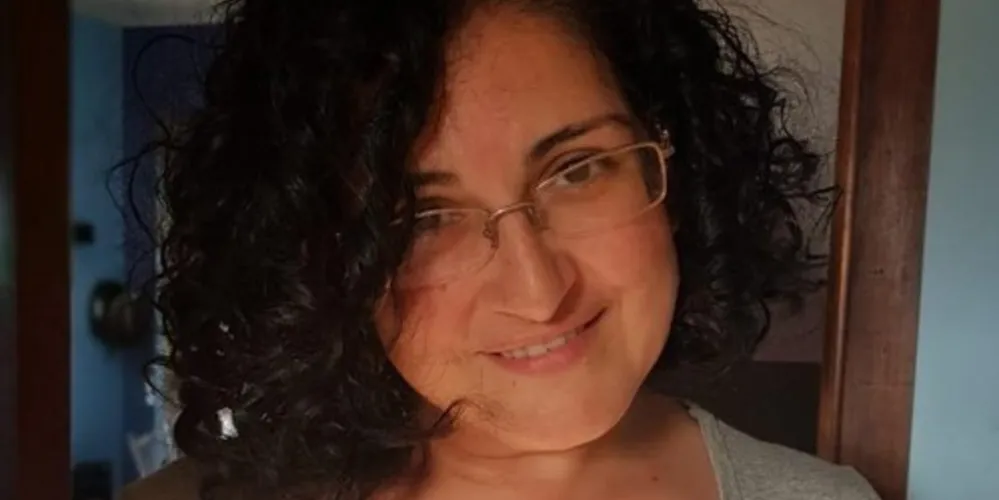 Professora Luciane Ávila foi morta a facadas no fim do ano passado em frente a escola